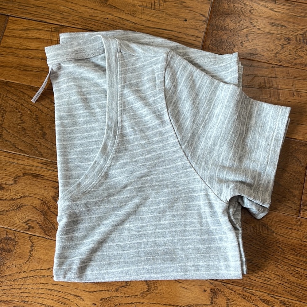 Athleta Breezy V-neck tee Size Medium